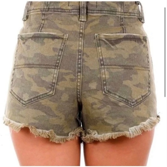 NWT FREE PEOPLE ARMY CAMO SHORTS  SZ 27CRVY BUTTON FLY HIGH WAISTED RAW HEM - Picture 2 of 15
